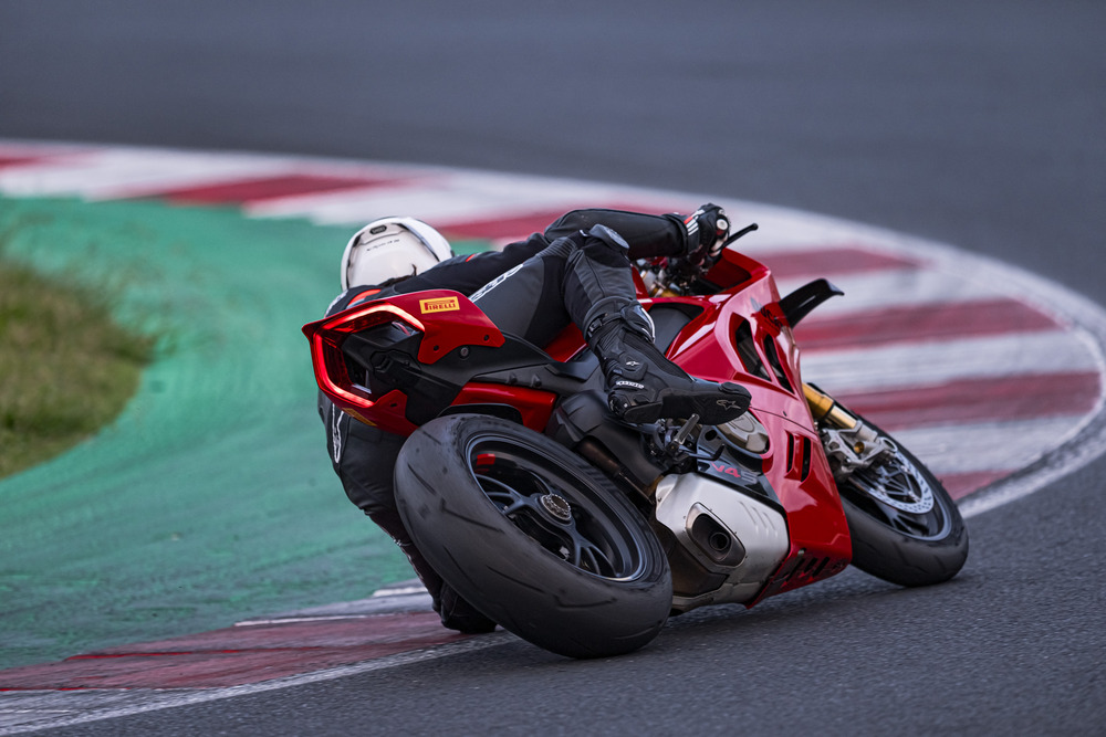 diablo-supercorsa-sc-v4-action-5.jpg